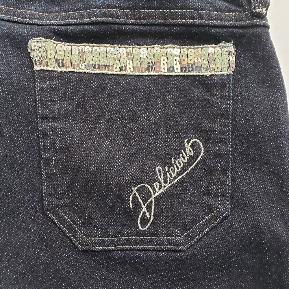 DELICIOUS Curves by Mudd Sequin Pocket Blue Jeans
